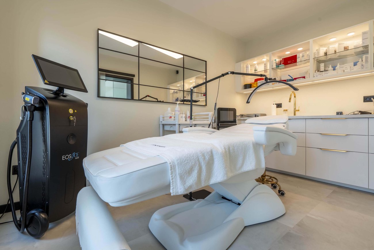 A kezelő tükörrel és a Mesoestetic termékpolccal